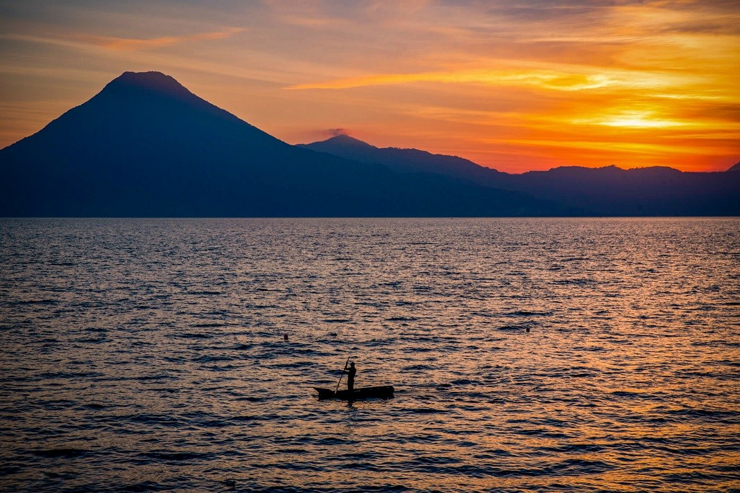 Perëndimi i diellit mbi liqenin Atitlan, Guatemala