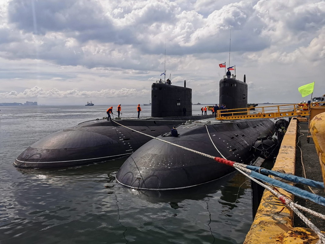  Руски подводници, дебаркирали в пристанище Манила, Филипините, ноември 2021 г./Снимка:ЕРА/БГНЕС 