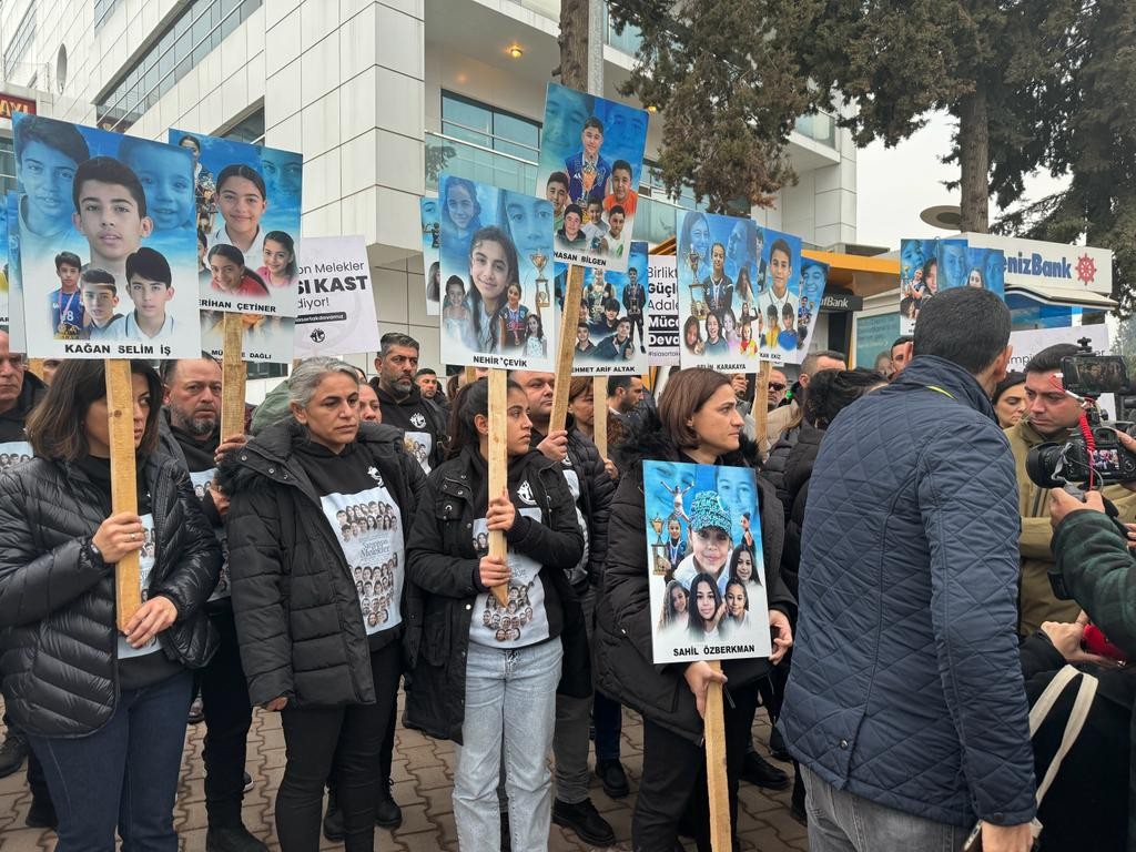 Пред съдебната палата в Адъяман със снимките на загиналите техни близки издигнаха искания за справедливост/Снимка - медии от Северен Кипър.