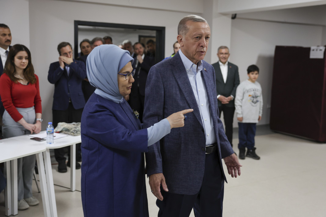 Турският президент Реджеп Тайип Ердоган и съпругата му Емине в избирателната секция в Истанбул, 14 май 2023 г./Снимка: БТА
