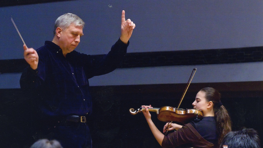 Диригентът Ангел Станков репетира програма, в която солира неговата ученичка цигуларката Кристина Хинова. Снимка: личен архив на Ангел Станков