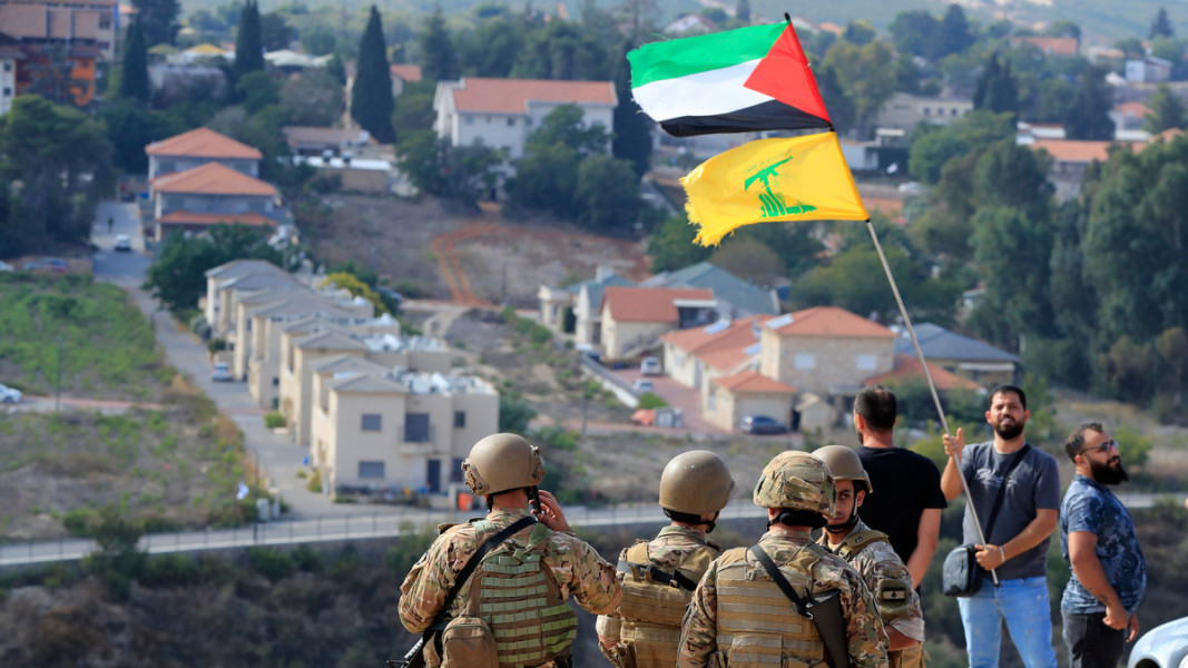 Ливански военни и цивилни на границата с Израел с развени знамена на Палестина и Хизбула  Снимка: БТА