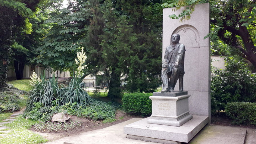 Памятник Захарию Стоянову в Пловдиве