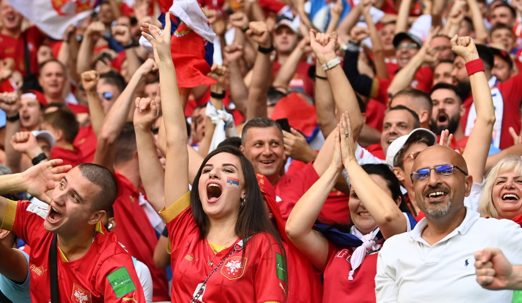 Феновете на Сърбия се радват на третия гол на своя отбор.
