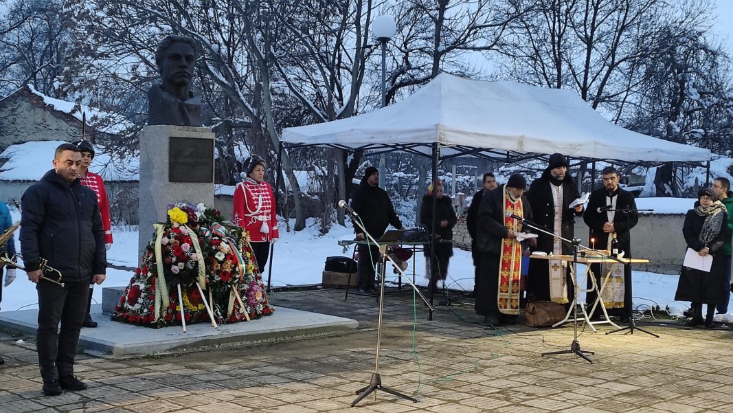 Бронзов паметник на Васил Левски в град Долна Оряховица