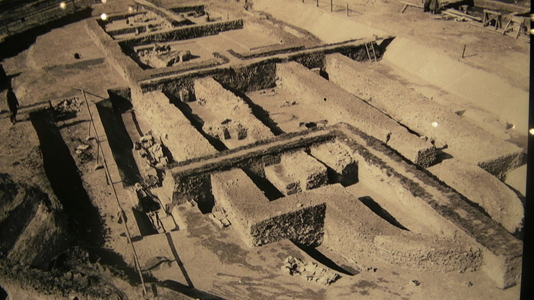  Разкопаната огромна базилика в Микулчице, където е бил и гроб № 580 