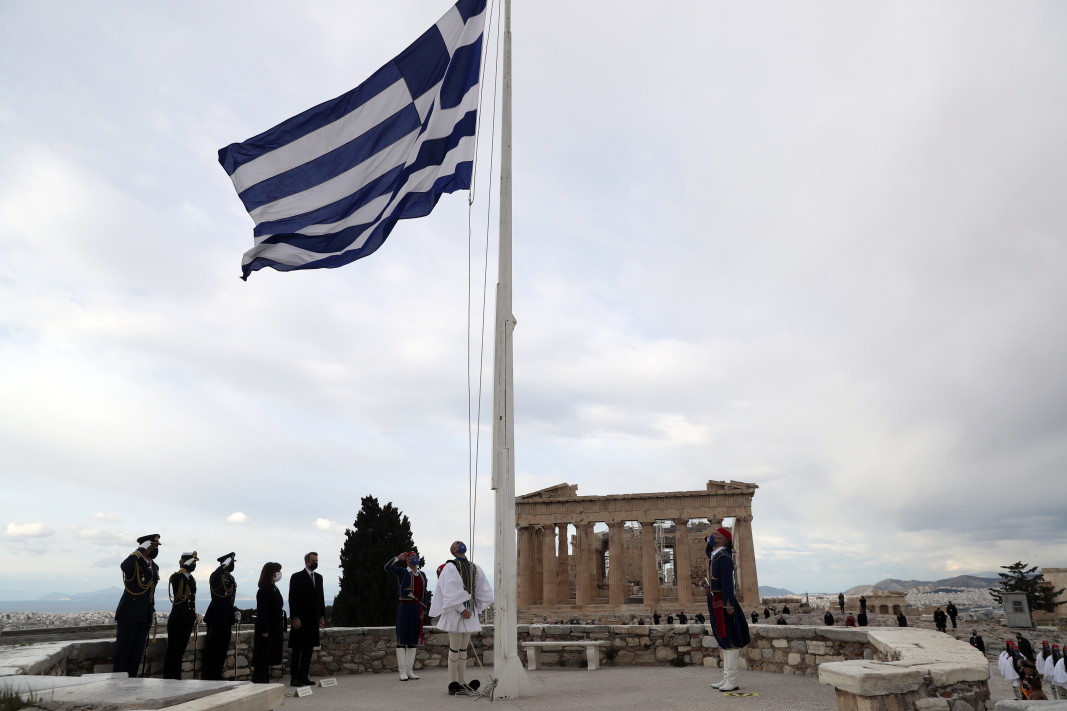 Членовете на президентската гвардия издигат гръцкото знаме пред Партенона в присъствието на премиера Мицотакис и президента Сакеларопулу, Атина, 25 март 2021 г.