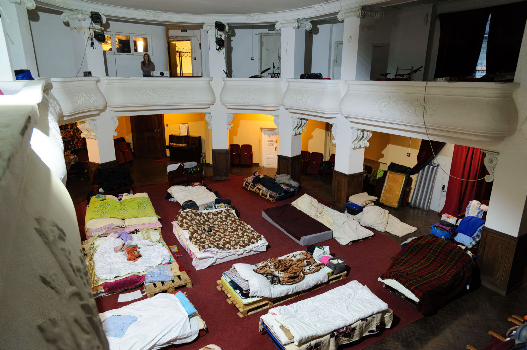 Места за спане, подготвени за бежанци от различни части на Украйна в театър в Лвов. Снимката е на Ройтерс.