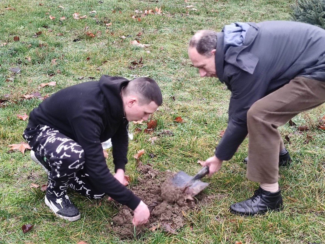 Иван Попов и синът му Илиян засаждат стотното дърво в ТУ-Варна.