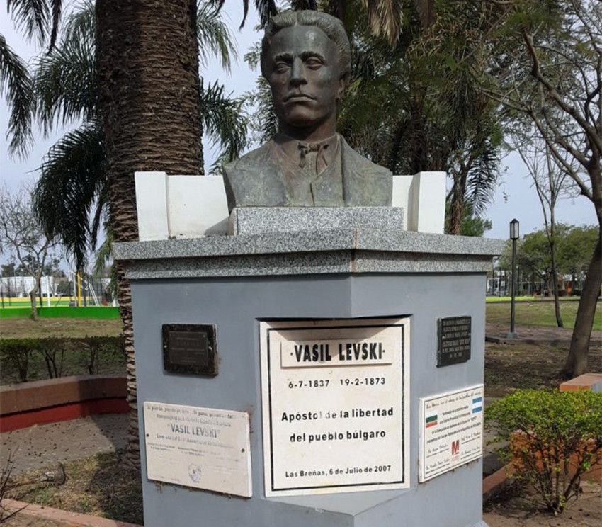 Бюст-паметникът на Васил Левски в Лас Бреняс