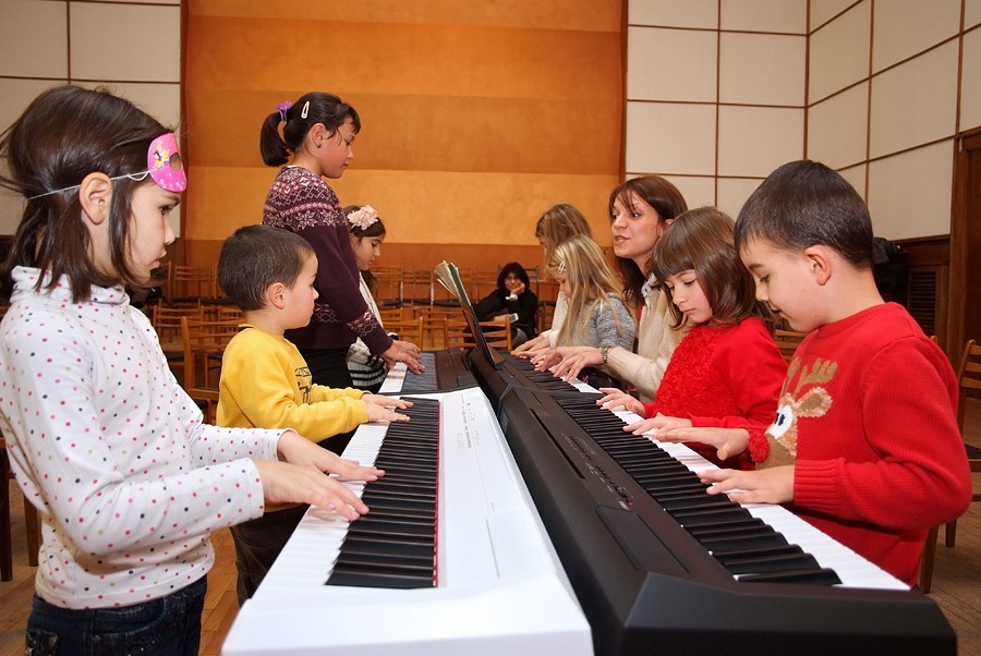  Учич дружно пиано в камерна зала България 