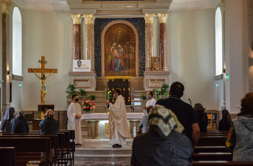Pater Paolo Cortesi hält den Sonntagsgottesdienst in der Kirche „Geburt der Heiligen Jungfrau Maria“