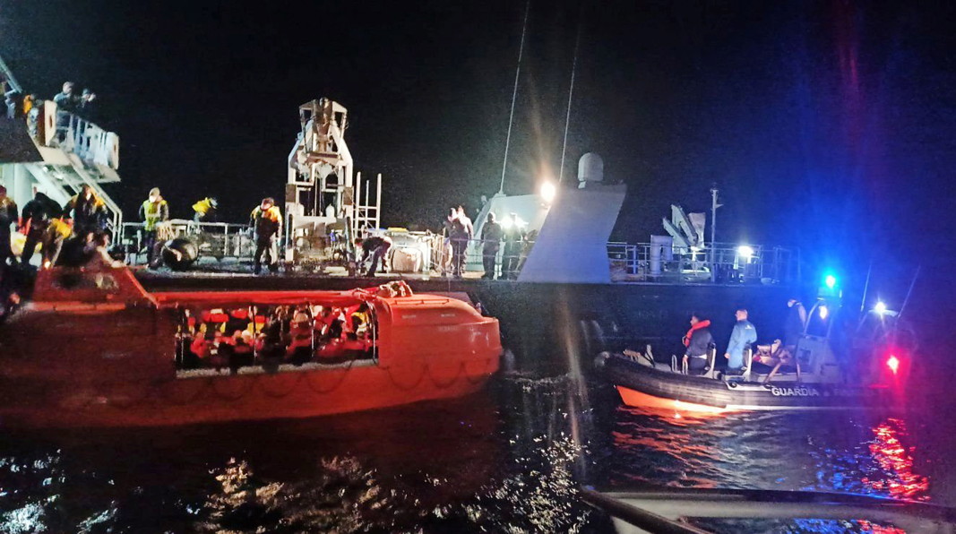 Спасителната операция за „Euroferry Olympia“, близо до Корфу, Гърция, 18 февруари 2022 г. Корабът Elyros, фрегата Hydra, противопожарни лодки и други прилежащи съдове участват в спасителната операция./Снимка: ЕРА*БГНЕС