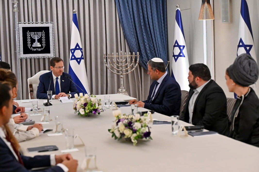 Израелският президент Исак Херцог (вляво) се среща с израелския депутат и лидер на крайнодясната партия Otzma Yehudit (Еврейска сила) Итамар Бен Гвир (вдясно) като част от президентските консултации за съставяне на ново правителство, Йерусалим, 10 ноември 2022 г. Партията Otzma Yehudit (Еврейска сила) препоръча на Бенямин Нетаняху да бъде възложено да състави ново израелско правителство след изборите за двадесет и петия Кнесет./ Снимка: ЕПА/БГНЕС