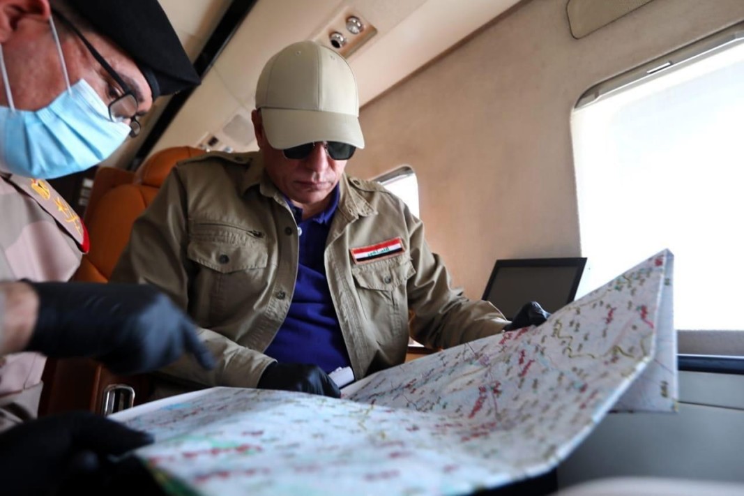 Премиерът Кадими разглежда карта в Киркук, където обяви операция срещу „Ислямска държава“.