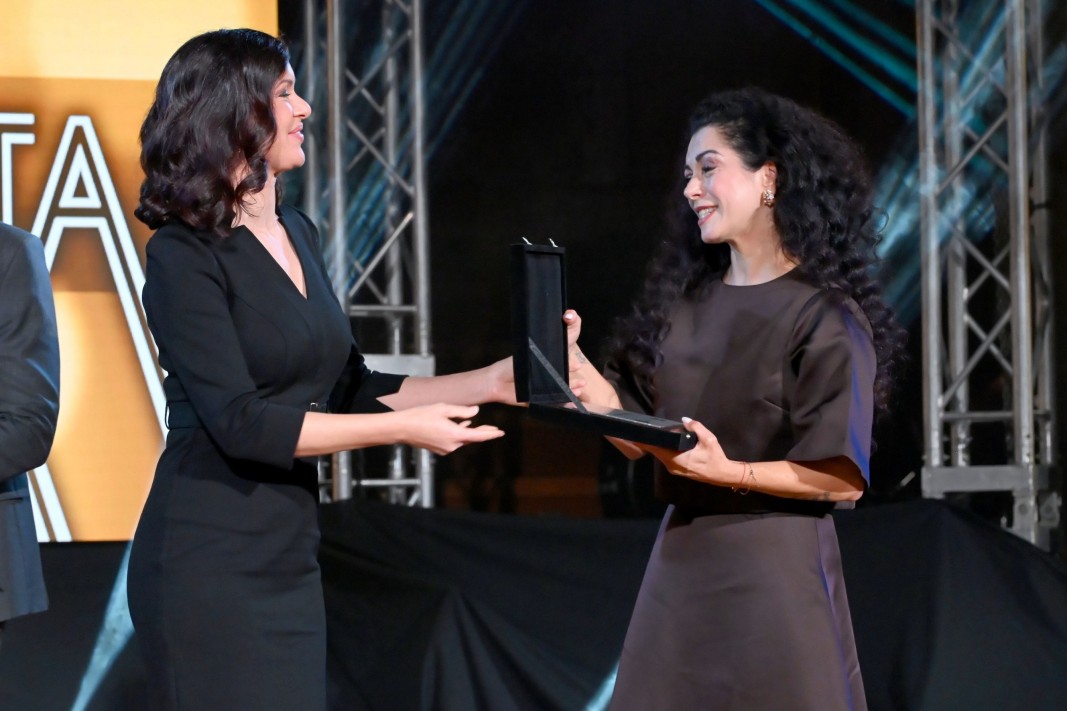 Кристина Газиева връчва наградата на bTV за Илиян Русев