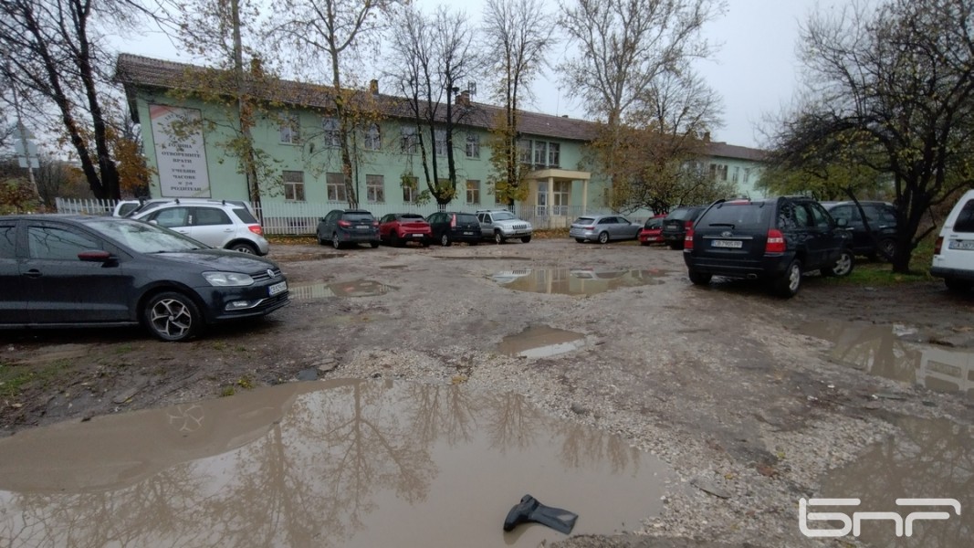 Паркирани пред столичното 137 СУ автомобили - ежедневна гледка до една от софийските метростанции