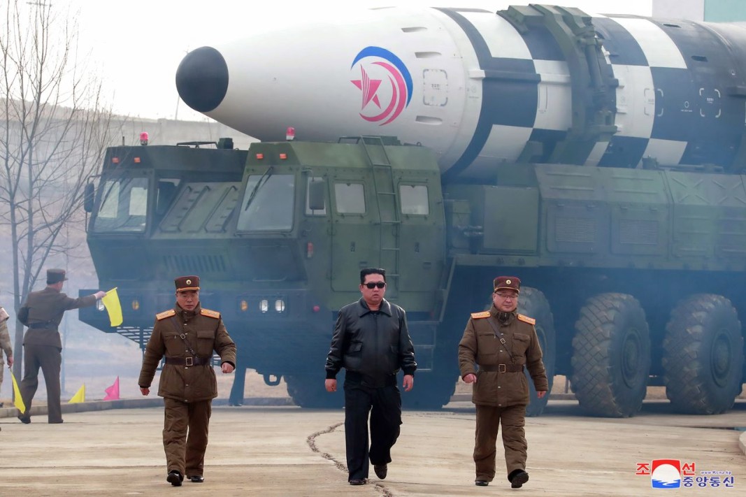Северна Корея е изпитала нова междуконтинентална балистична ракета - Азия -  БНР Новини