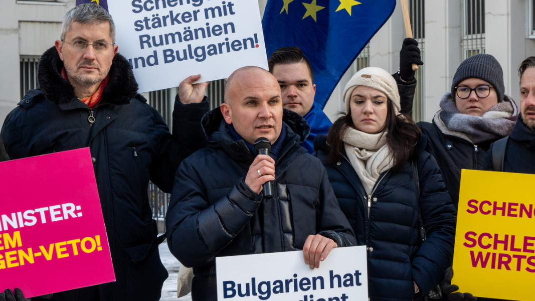 Евродепутатът Илхан Кючюк поведе демонстрация, в подкрепа на членството на България и Румъния в Шенген,  Виена, 4 декември Снимка: БГНЕС