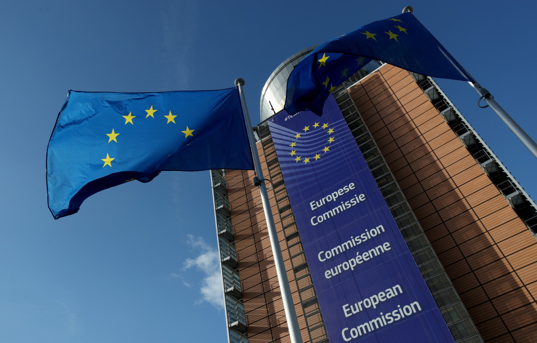 Европейският флаг на фона на сградата на Европейската комисия/Ройтерс