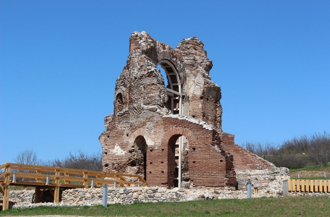 Красная церковь близ города Перуштица