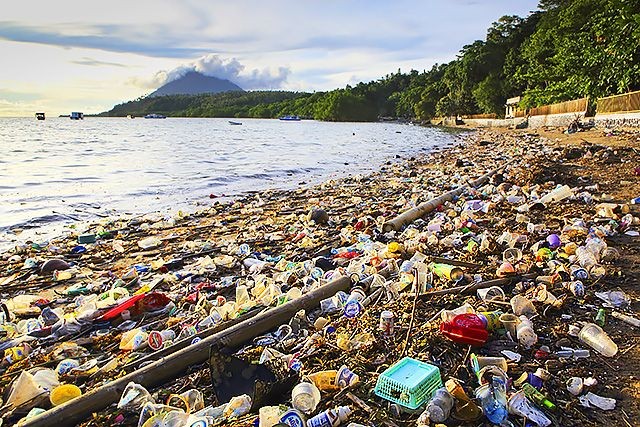Плаж, залят от пластмасови отпадъци