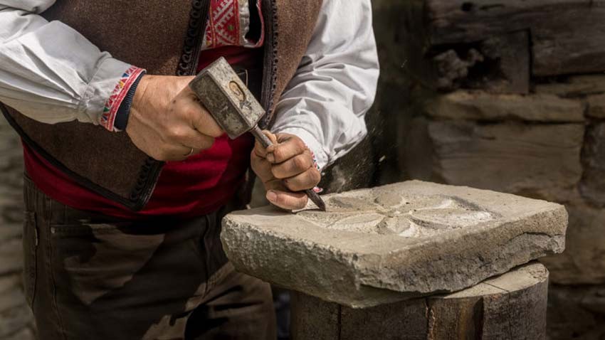 Майсторска надпревара по каменоделство започва в етнографския музей на открито