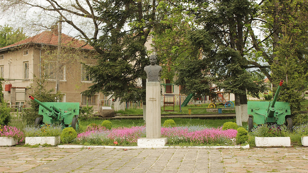 Monumenti i gjeneralit Nikollaj Stoletov në qendër të fshatit