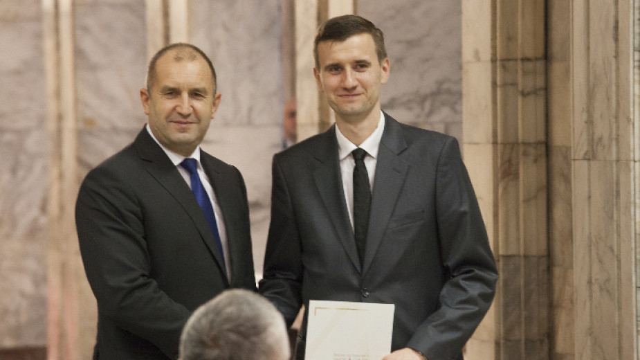 Cumhurbaşkanı Radev, Deyan Blagoev'e ödül takdim ederken.