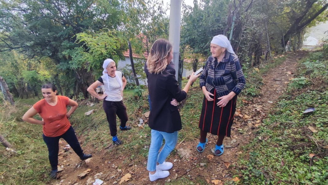 Kostandina Belo from Radio Bulgaria in conversation with residents of Golo Bardo