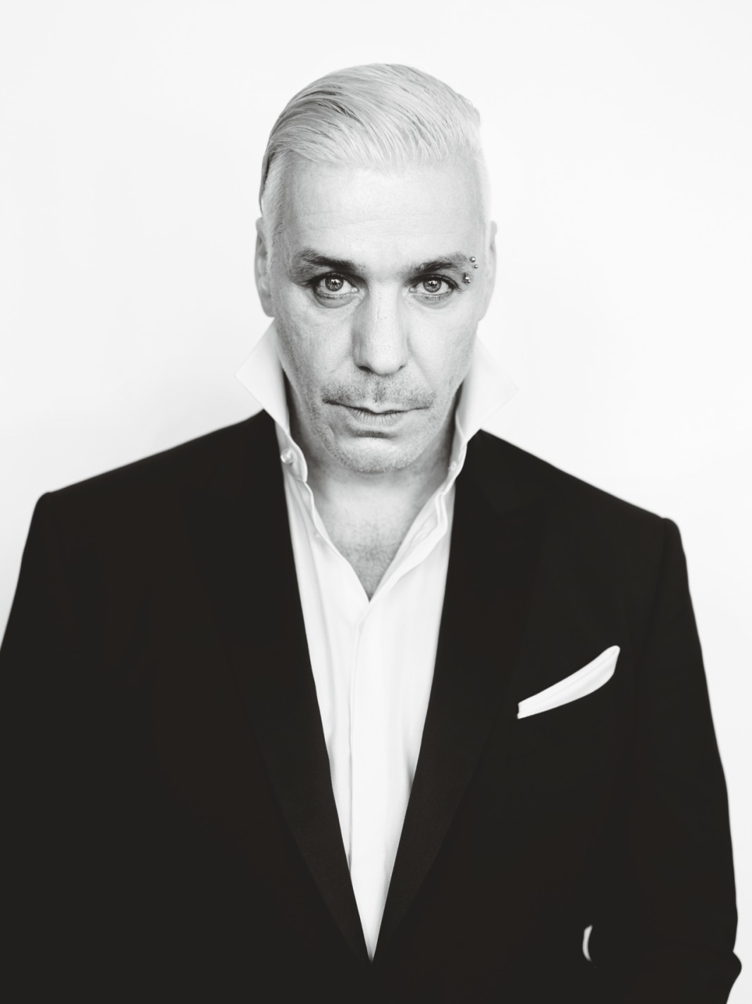 Портретът на Тил Линдеман, заснет от Браян Адамс