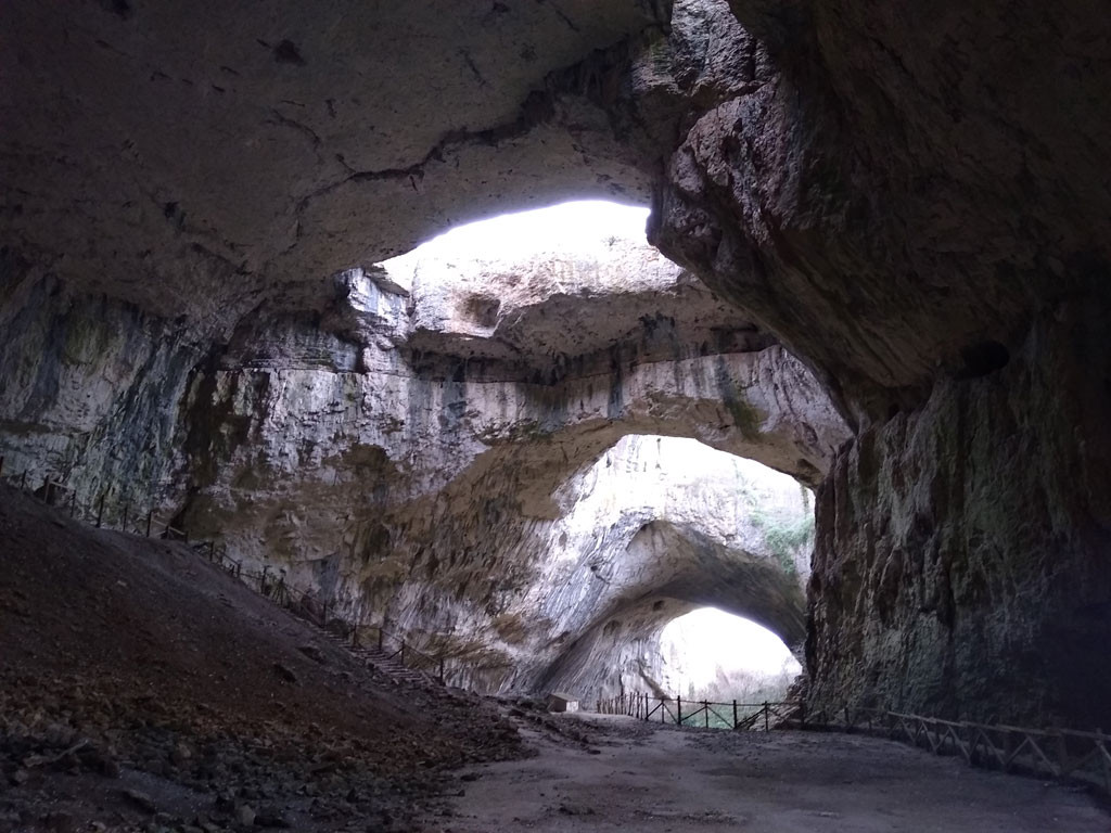 Изглед от Деветашката пещера