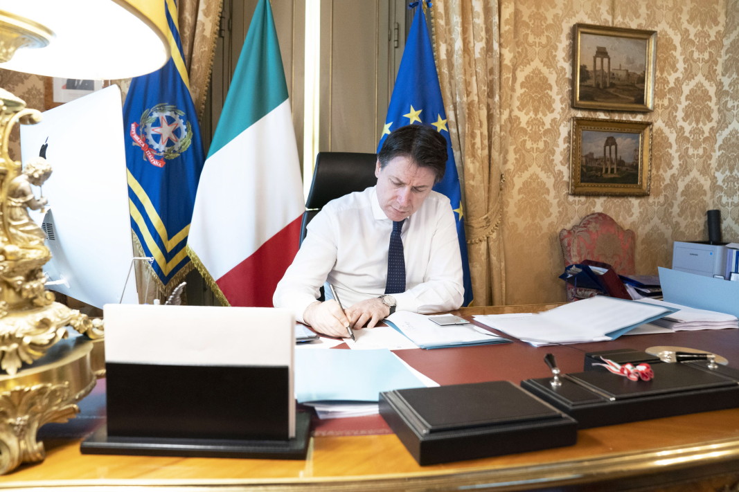 Италианският премиер Джузепе Конте в кабинета си