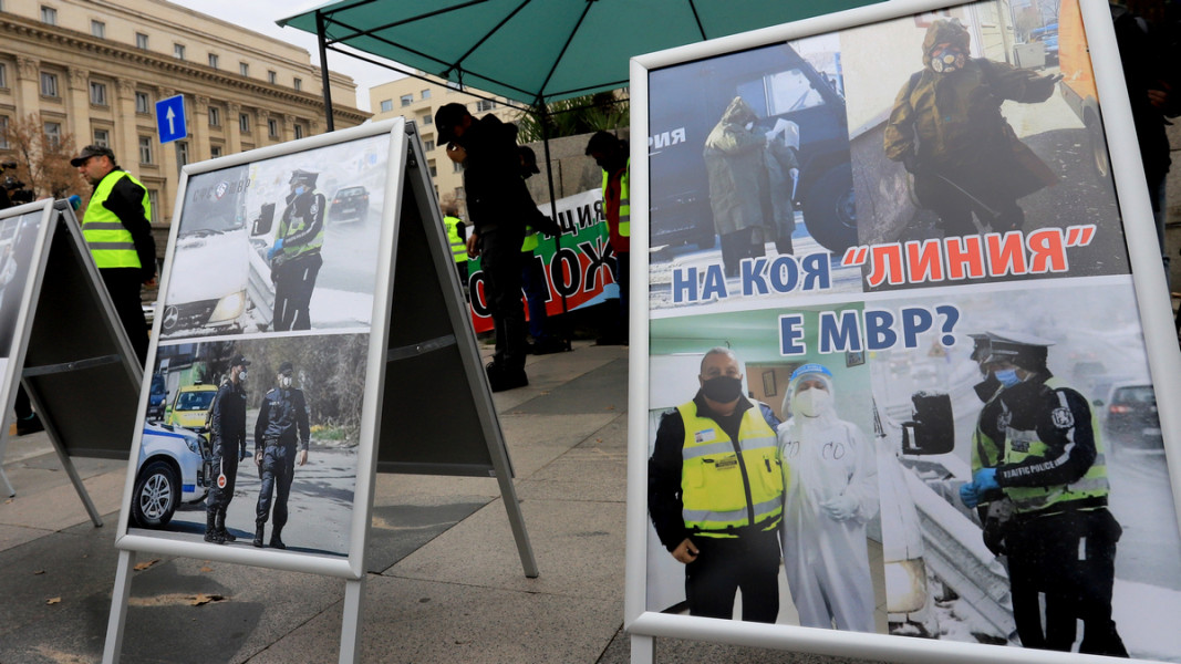 Част от изложбата, която полицаите подреждат в центъра на София  Снимка: БГНЕС