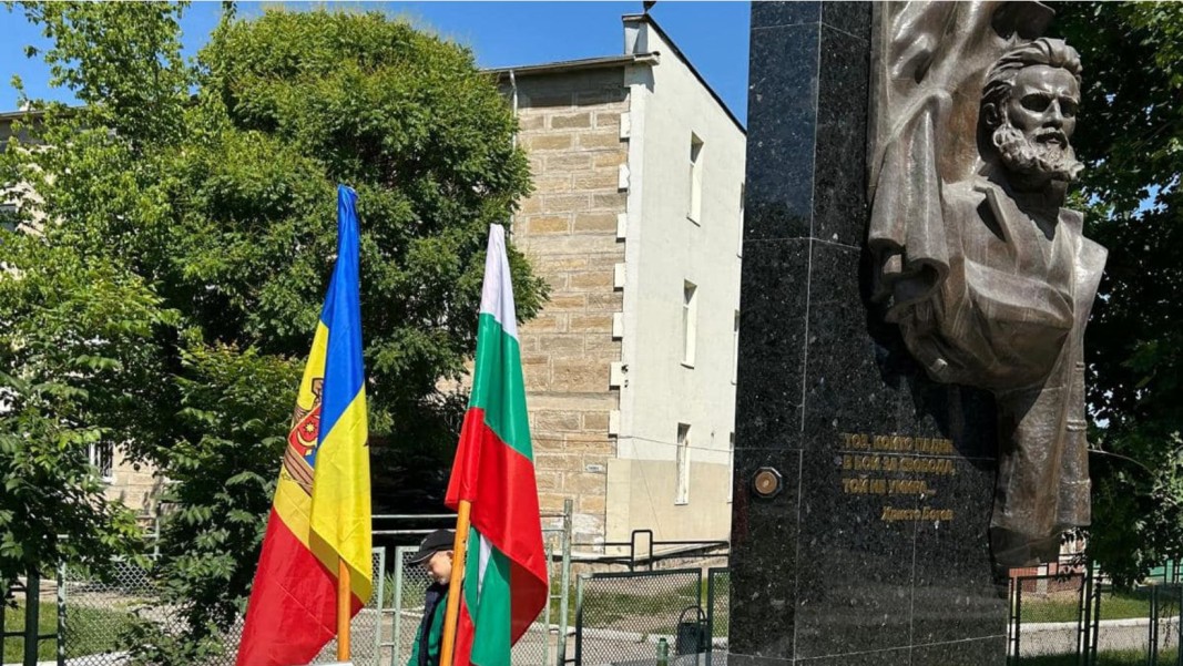 Паметникът на Христо Ботев в Кишинев, Молдова