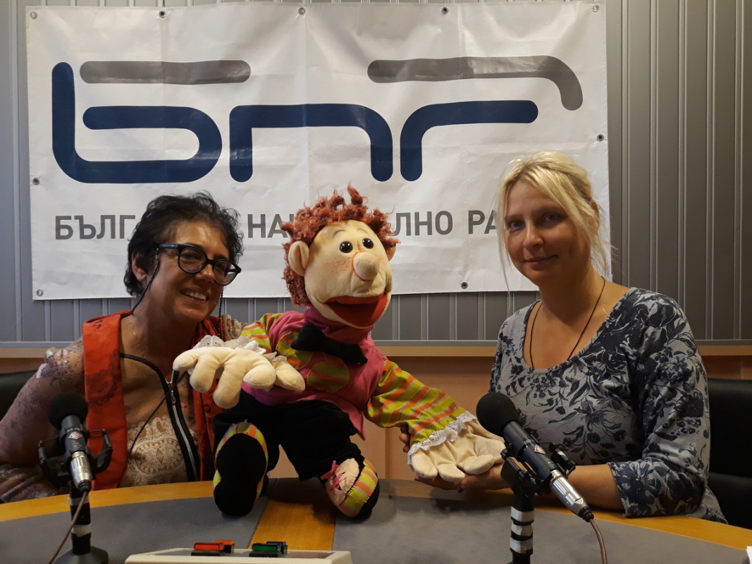 Мариета Ангелова и Славена Илиева с кукленият герой Главчо  Снимка:БНР