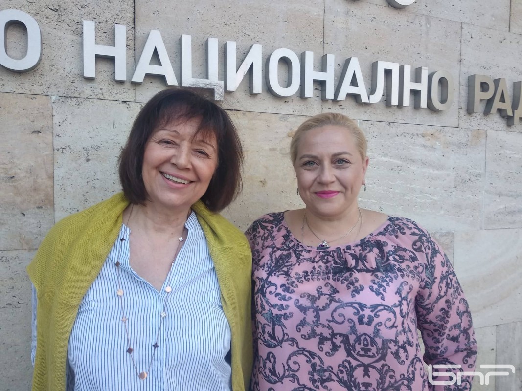 Доц. Жана Казанджиева и   Ива Димитрова (от ляво на дясно)