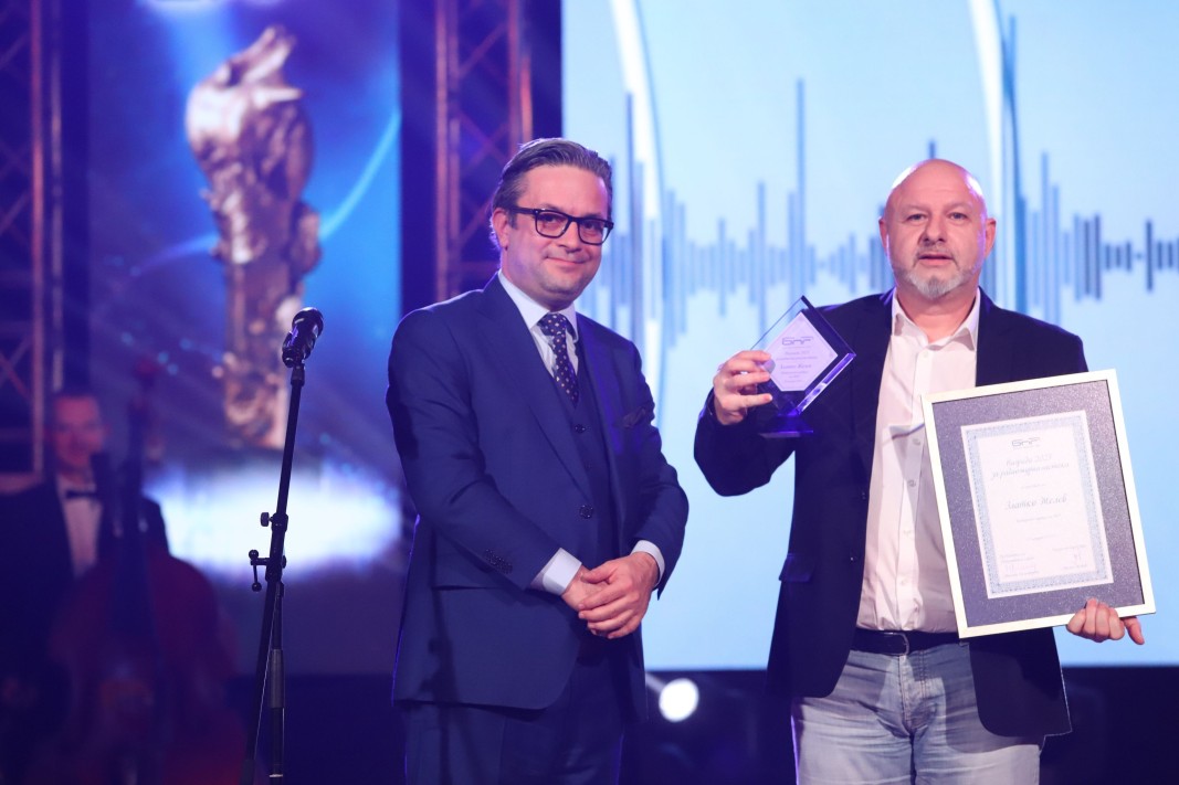 Златко Желев с Годишната награда за радиожурналистика. Тя му бе връчена от Тома Биков (снимка: Ани Петрова)