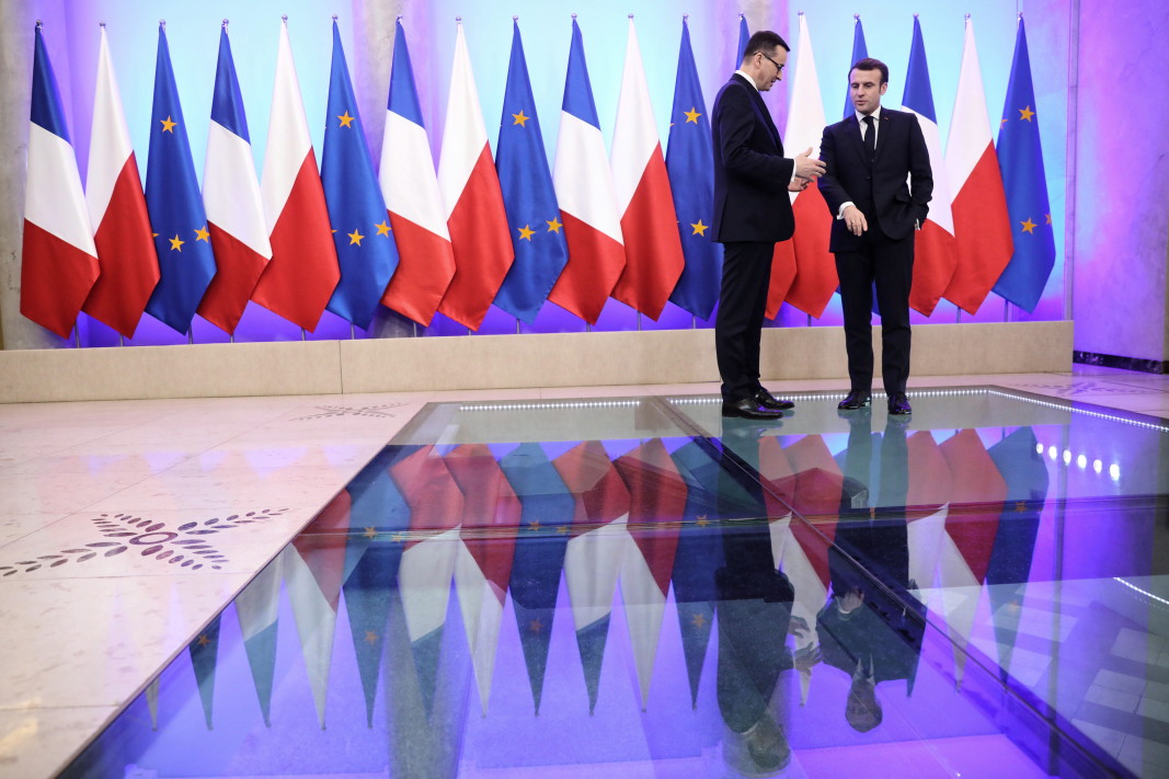 Премиерът на Полша Моравецки и френският президент Макрон разговарят във Варшава