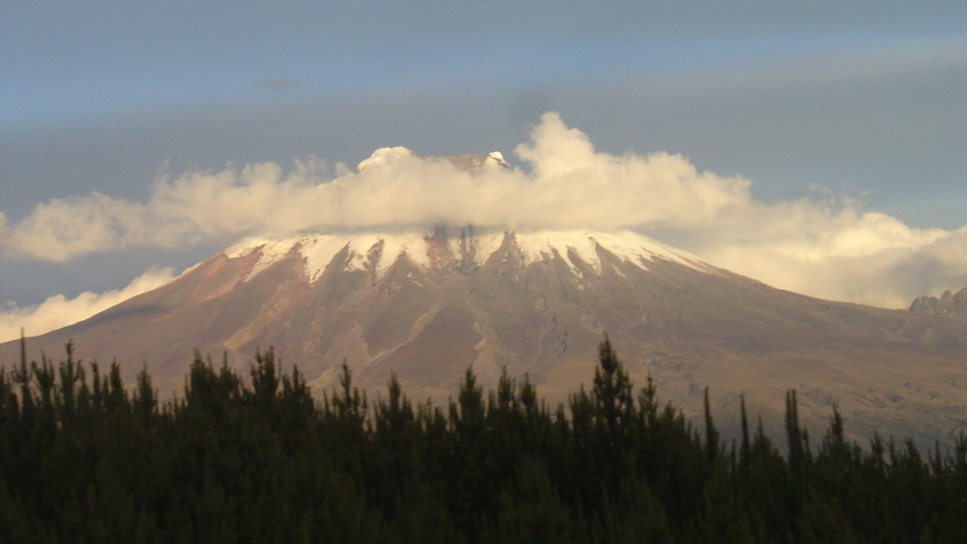 Гледка към  вулкана  Чимборасо, който се намира в Андите, в Централен Еквадор, на 150 km югозападно от столицата Кито