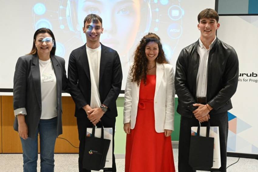 Gregory Leon Fourie y Martín Gueorguíev con los representantes de sus patrocinadores