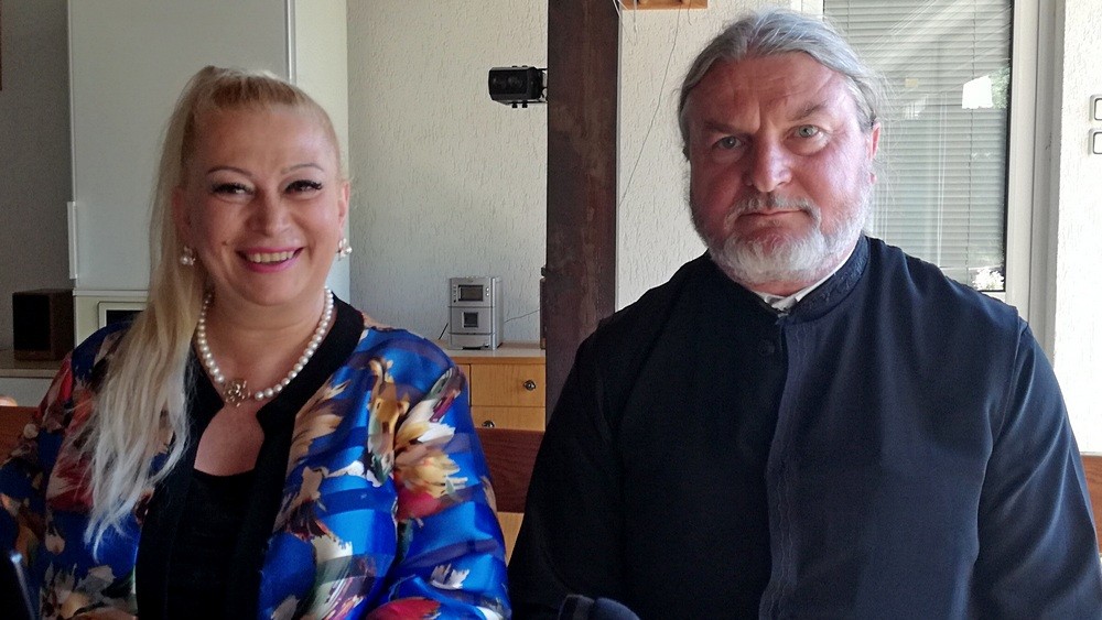 Отец Василий и водещата Анелия Торошанова