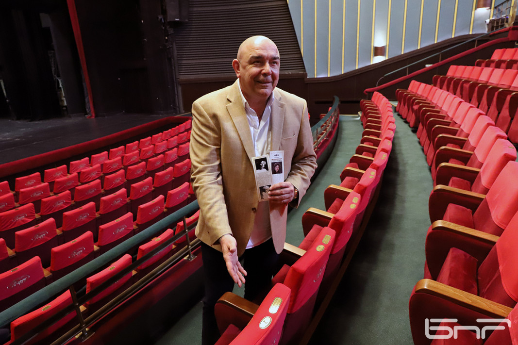  Калин Сърменов демонстрира стола на Стоянка Мутафова 