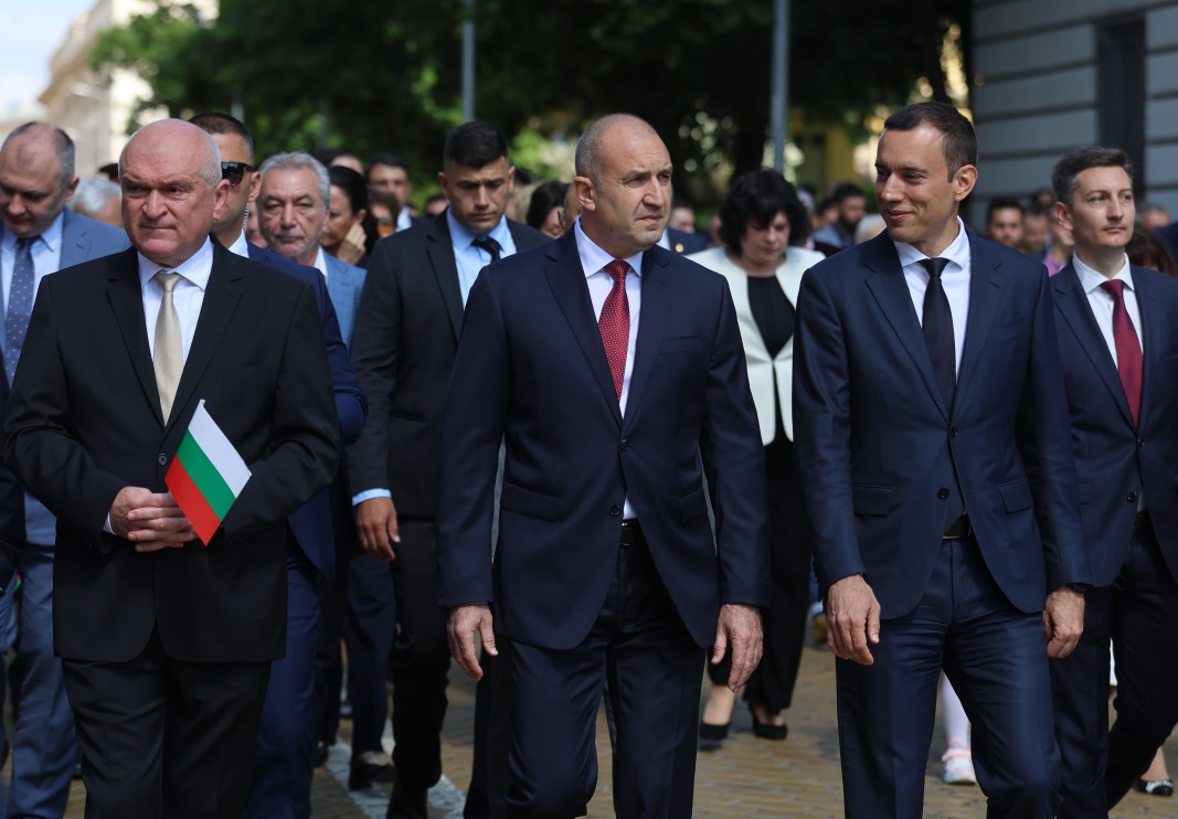 Отляво надясно: Служебният министър-председател Димитър Главчев, президентът Румен Радев и кметът на София Васил Терзиев
