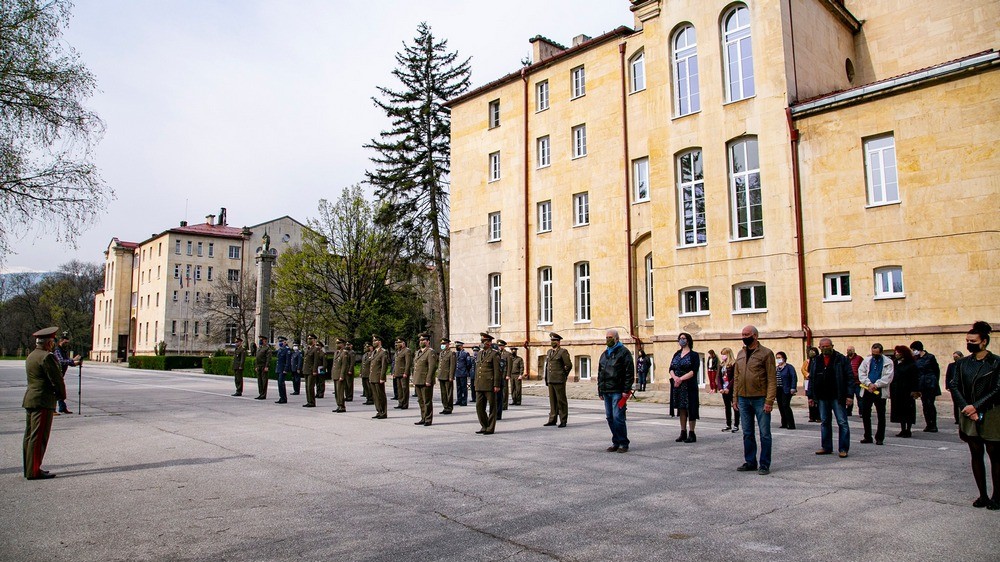 Военната академия отбелязва празника си в разреден строй