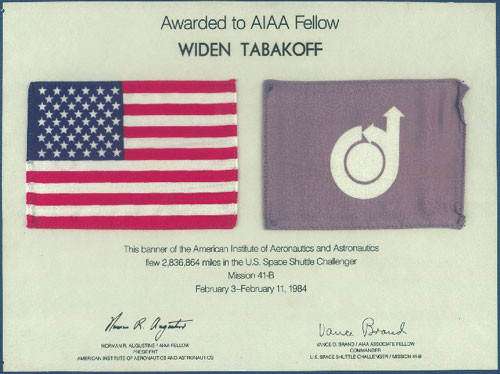 Почетная плакетка проф. Виден Табакова с флагом Американского института аэронавтики и астронавтики, пролетевшем 2 836 864 мили (более 4,5 млн км) на борту челнока „ Челленджер“ в феврале 1984 г.
