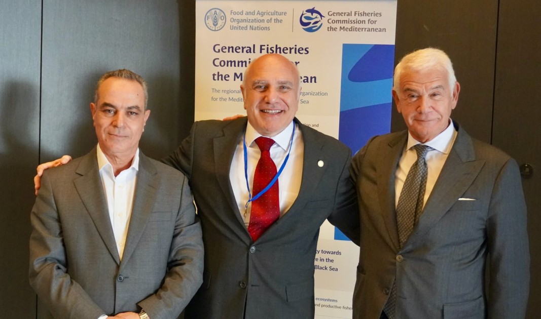 Ново бюро на GFCM: S. Alazabi, E. Mümtaz Tiraşin и F. Saverio Abate ©FAO-GFCM/Adèle Peenaert;