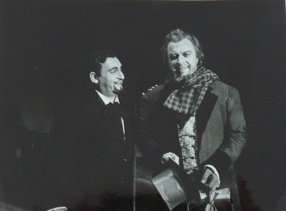 Ричард Тъкър и Борис Христов в ролята на Колин от оп. „Бохеми“ на Пучини, спектакъл на Операта в Чикаго през 1962 г.