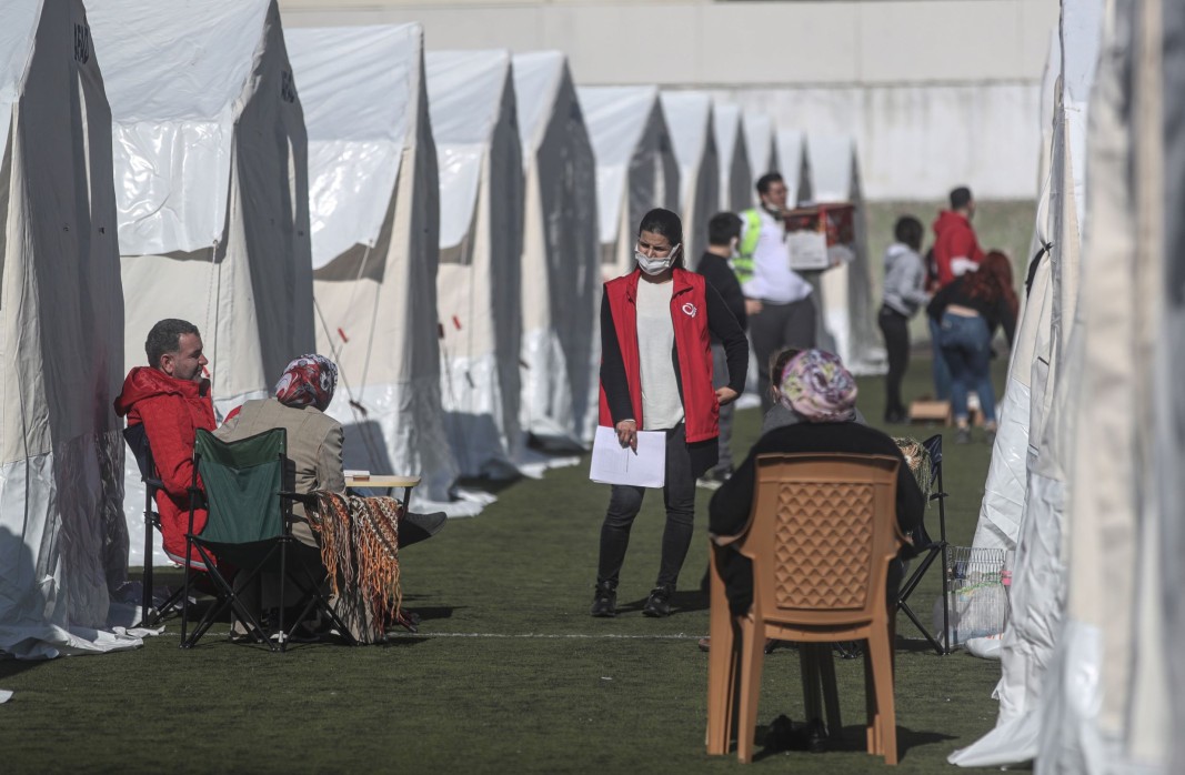 Останалите без дом след земетресението временно са приютени в палатки