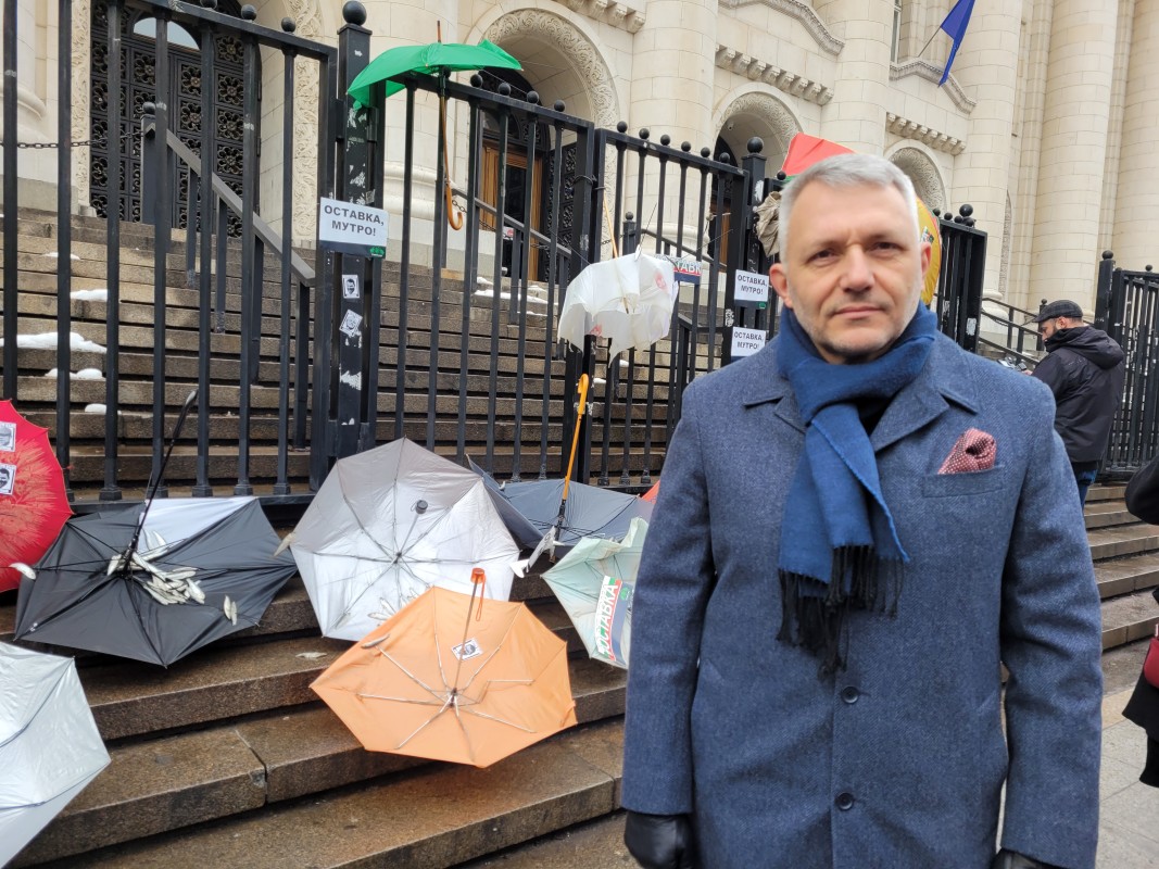 Николай Хаджигенов от „Ние идваме“ на протеста пред Съдебната палата. Снимка: Мария Филева
